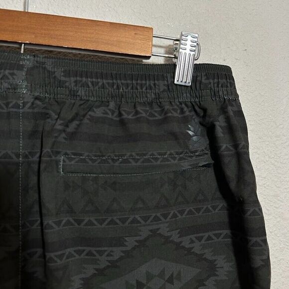 Chubbies Mens The Quests 5.5” Compression Lined Shorts L Black/Green Aztec Print - Picture 5 of 7